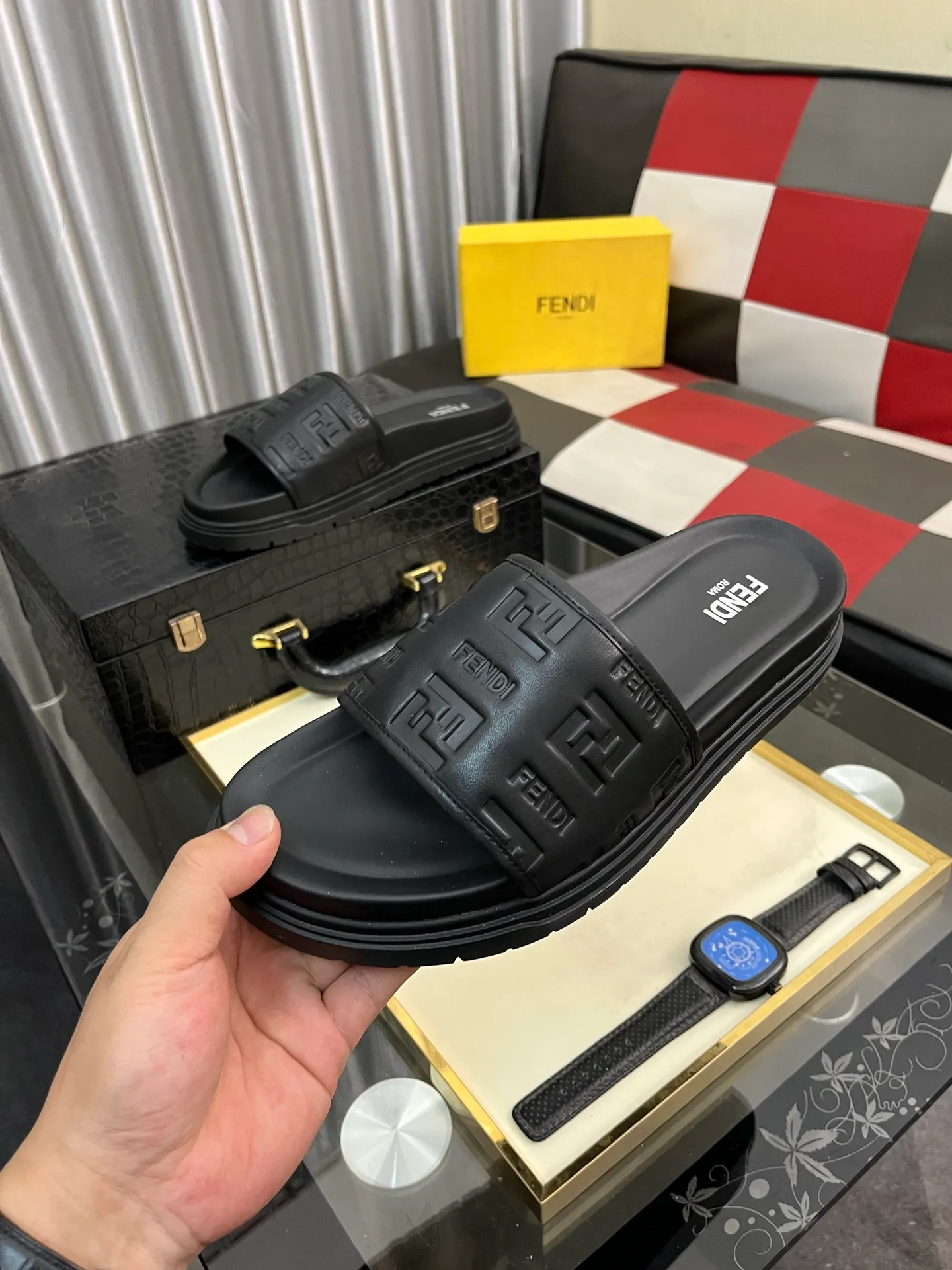 Men's men's shoes💰320⌚️⌚️FENDI Fendi slippers and sandals are shipped💄How can this summer be without the blessing of little monsters💄Original imported special hardware decorative pattern➕Original private model outsole! Details determine success or failure, good quality is not afraid of magnifying details! It feels super comfortable on your feet! This summer you need a pair of trendy, cool and comfortable sandals👣 Standard size: 38-443️⃣Colors available